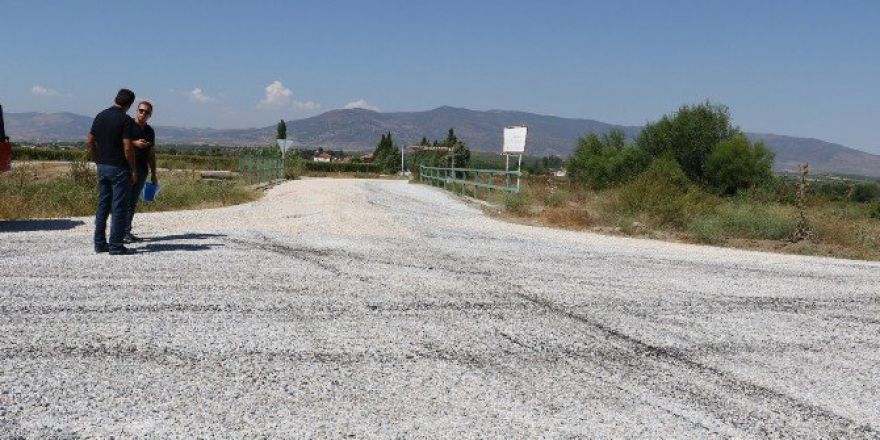 Büyükşehir, Salihli’yi Asfaltlıyor