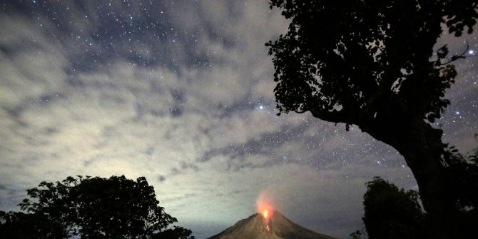 Endonezya’daki Sinaburg Yanardağı Lav Püskürtmeye Başladı