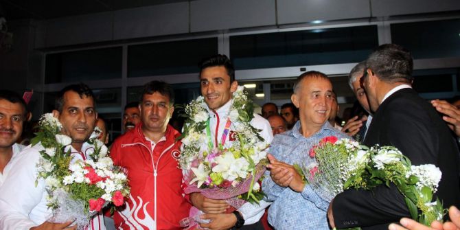 Dünya Şampiyonu Ali Doğan Memleketinde Mehterle Karşılandı