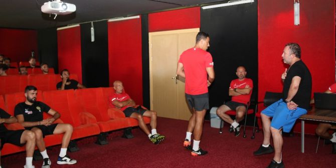 Sergen Yalçın Analiz Toplantısı Yaptı