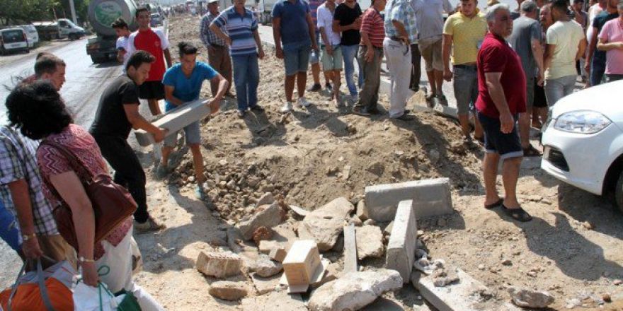 Ölümlü Kazaları Protesto Eden Vatandaşlar Karayolunu 4 Saat Kapattı