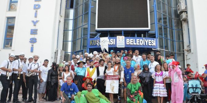 Kuşadası Belediyesi Tiyatro Festivali Başladı