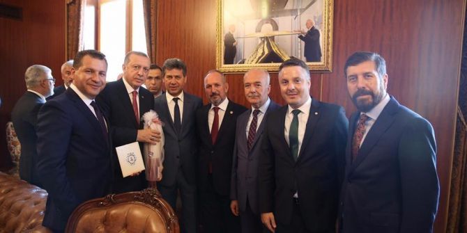 Cumhurbaşkanı Erdoğan Kırmızı Dipli Mumla Davet Edildi