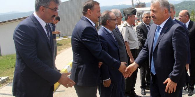 Bakanlar, Bolu Dağı’nda Karayolları Çalışanları İle Yemek Yedi