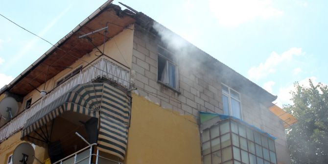 3 Katlı Evde Çıkan Yangın Korkuttu