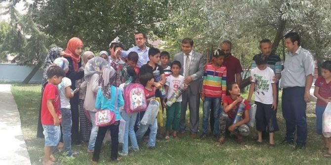 Kaymakam Kızıltoprak’tan Suriyeli Küçük Misafirlere Hediye
