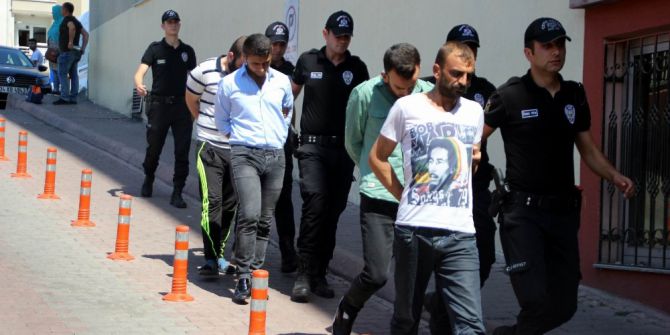 Uyuşturucu Taciri Adliyeye İsmi Esrar Markası Olan ’Bob Marley’ Tişörtü İle Gitti