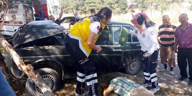 Yoldan Çıkan Otomobil Ağaca Çarptı: 3 Yaralı