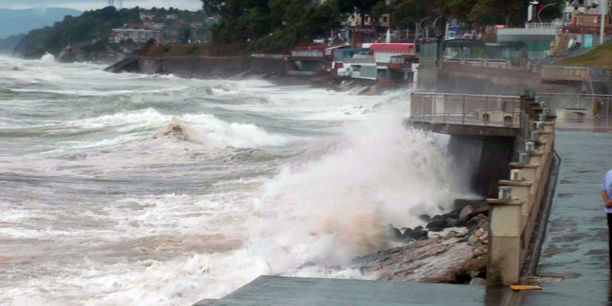 Karadeniz’de Dev Dalgalar Sahilleri Dövüyor