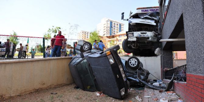 Freni Boşalan Kamyon Eve Çarparak Durabildi