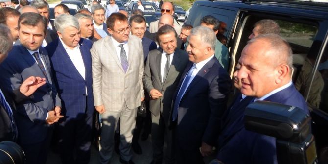 Bakan Arslan Ve Özlü, Düzce-akçakoca Yolunda Asfalt Çalışmasını İnceledi