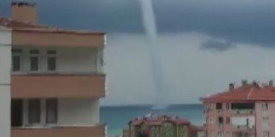 Denizin Üzerinde Oluşan Hortum Korkuttu
