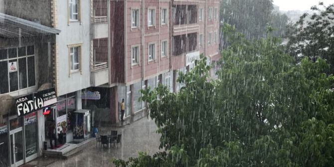 Muradiye Aniden Bastıran Yağmur Serinletti