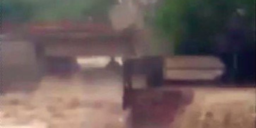 Sel Suları 3 Katlı Binayı Böyle Yıktı