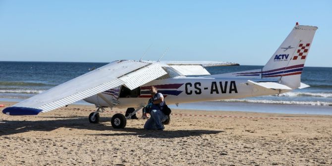 Uçak Sahile İniş Yaptı, 2 Kişi Öldü