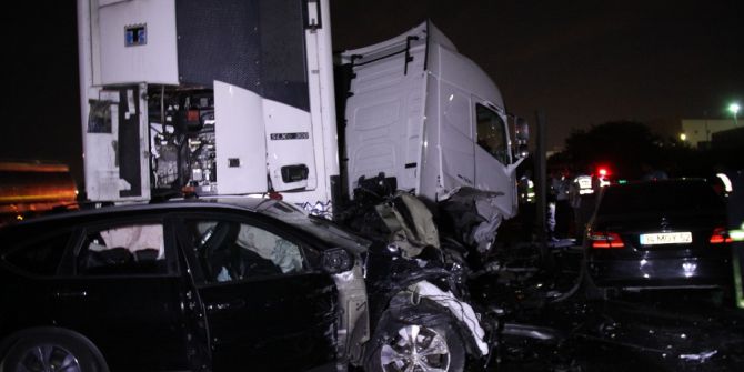 Karşı Şeride Geçen Tır, Almanya Yolundaki Aileyi Yok Etti