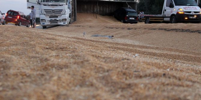 Otomobil Devrilen Tırın Dorsesine Girdi