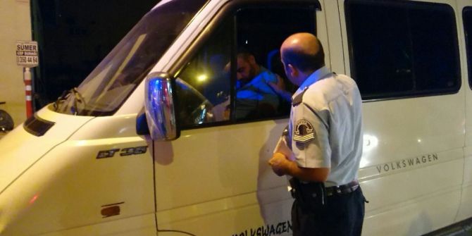 Direksiyon Başında Sızan Sürücüyü Polis Güçlükle Uyandırdı