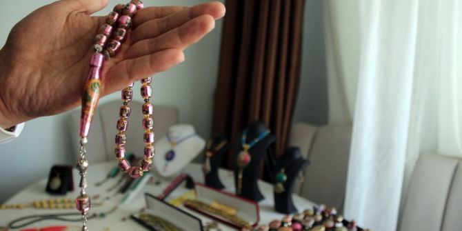Vasiyetini Kağıttan Tespihe Yazdı