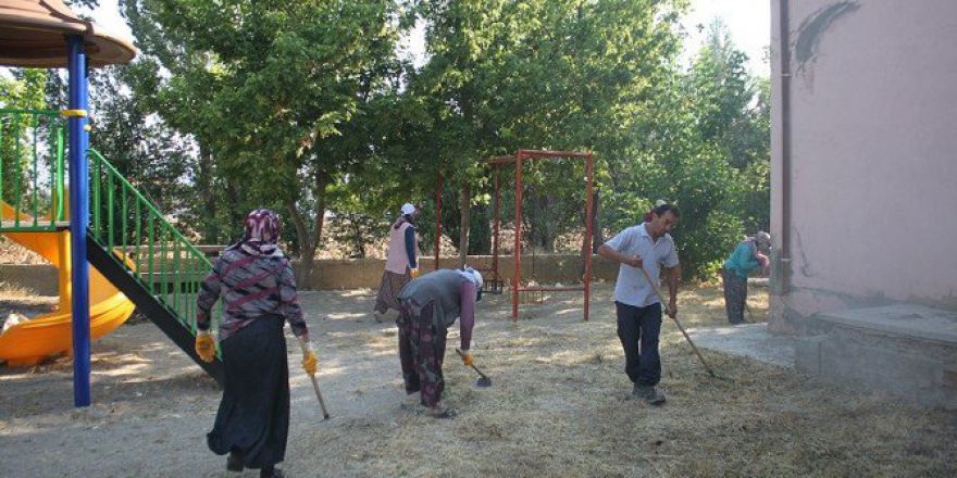Dinar’daki Park Ve Bahçelere Kadın Eli Değdi