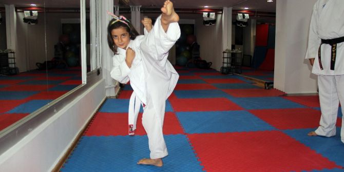 Küçük Kız Ailesini Korumak İçin Karate Öğreniyor