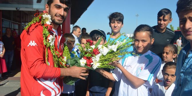 Avrupa Fatihi Cengizhan’a Çiçekli Karşılama