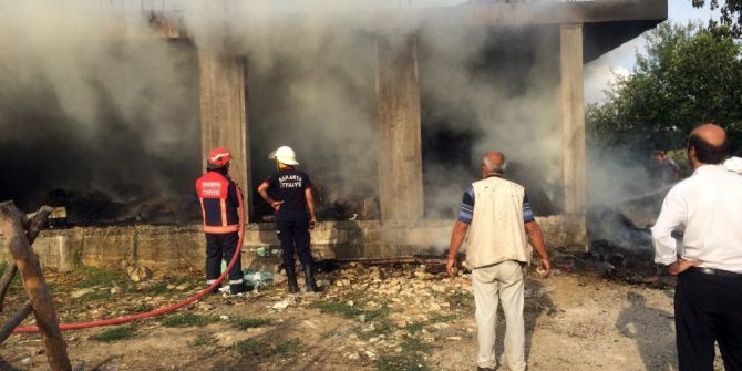 Ahır Ve Samanlıkta Çıkan Yangın Korkuttu