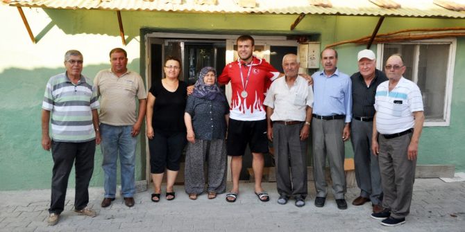 Avrupa 2.’si Ayağının Tozuyla Dedesinin Elini Öptü