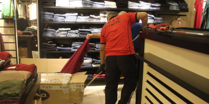 Mağazaya Gelen Elbise Kolisinden Yılan Çıktı