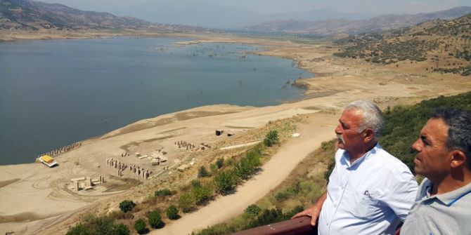 Beydağ Barajı Boşaldı, Üreticiler Kanalizasyon Suyuyla Sulama Yapıyor