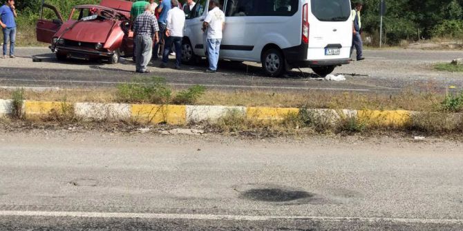 Minibüs İle Otomobil Kafa Kafaya Çarpıştı: 2 Yaralı