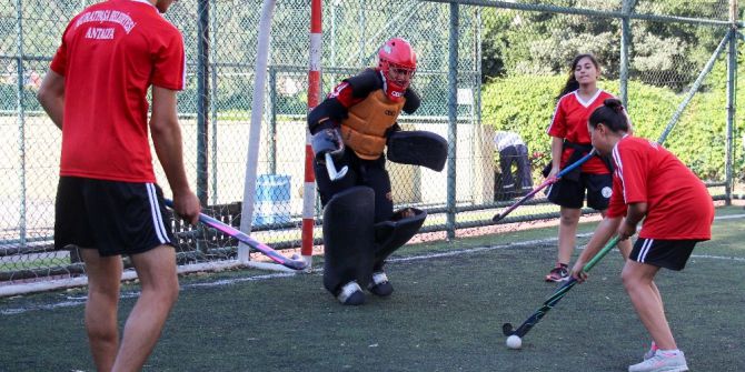 Muratpaşa’dan Çim Hokeyi Kursu