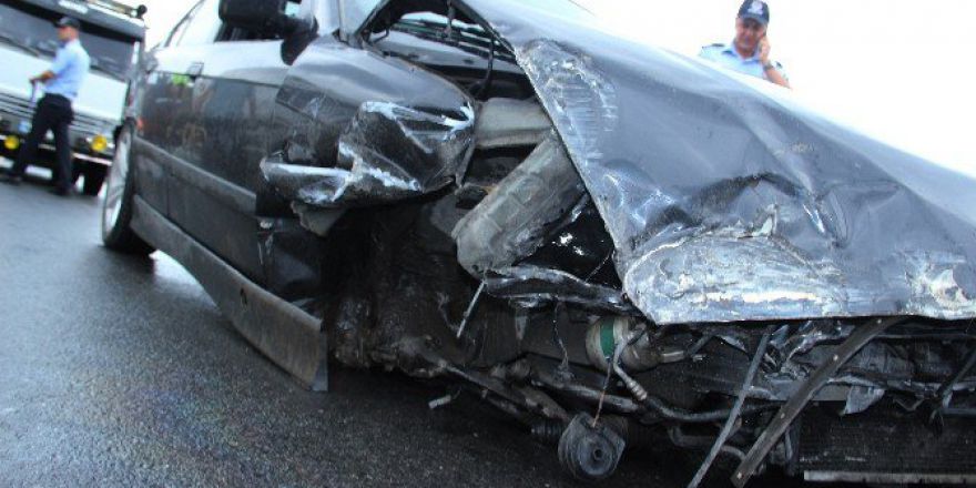 Lastiği Fırlayan Otomobil, 150 Metre Sürüklendi