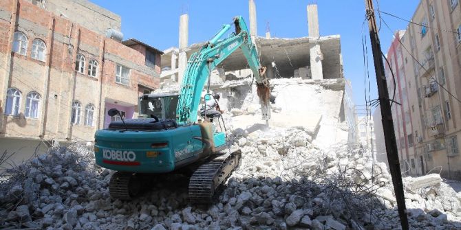 Haliliye’de Kaçak Yapı Yıkımı Gerçekleştirildi