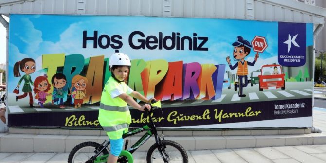 Anneler Ve Çocuklar Bu Parkurda Bisiklet Sürmeyi Öğreniyor
