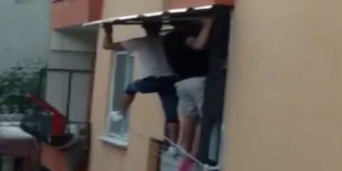 O Gölgelik Balkon Penceresine Monte Edildi