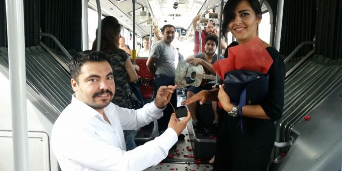 Metrobüste Sürpriz Evlenme Teklifi