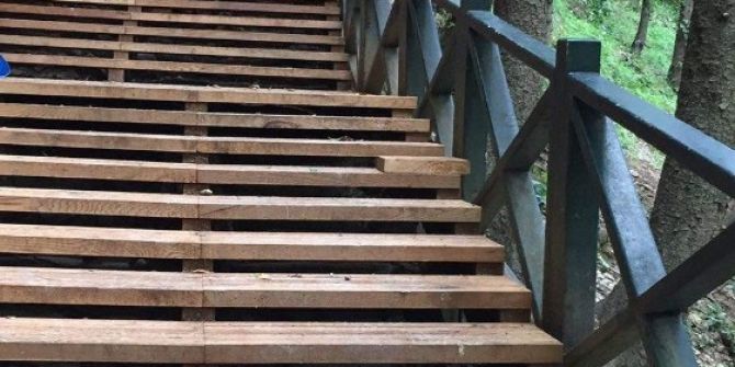 Sümela Manastırı’na Giden Patika Yoldaki Ağaç Köklerini Korumak İçin Ahşap Merdiven Çözümü