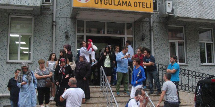 Sel Suları Arasındaki Otobüsten Kurtarılan Yolcular Evlerine Gönderildi