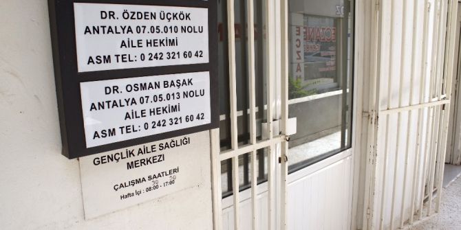 İlaç Yazmayan Doktorun Odasının Kapısını Kırıp Tehdit Ettiler