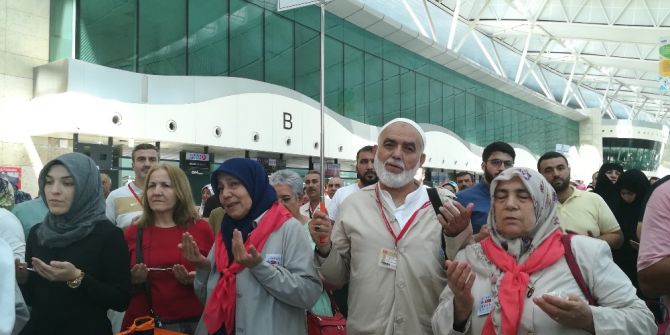 Ankara’dan İlk Hac Kafilesi Dualarla Uğurlandı