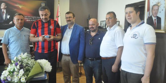 Emniyet Müdürü Misafirlerini Formayla Karşıladı