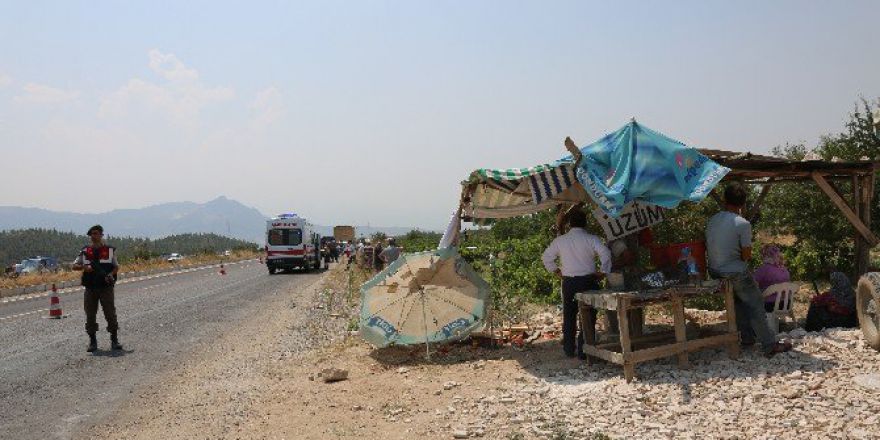 Otomobil Yol Kenarındaki Yaya Çarptı: 1 Ölü, 5 Yaralı