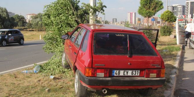 Otomobil Aydınlatma Direğine Çarptı: 4 Yaralı