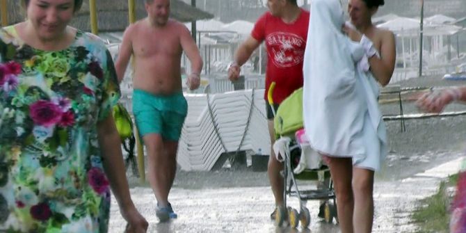 Antalya’da Tatilciler Yağmura Hazırlıksız Yakalandı
