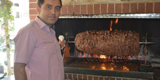 Avusturya’dan Kesin Dönüş Yaptı Uşaklıları Cağ Kebap İle Tanıştırdı