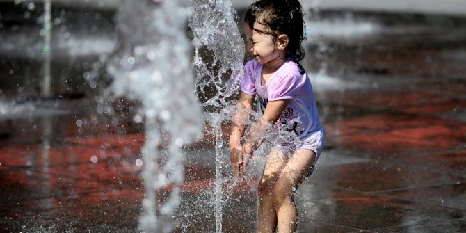 Bunaltan Sıcakta Fıskiyenin Altına Girerek Serinlediler