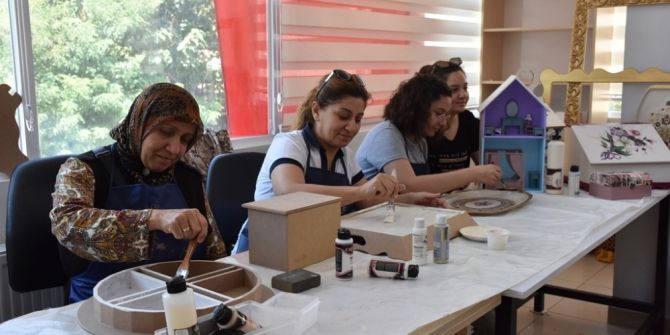 Anne Ve Kızı Aynı Atölyede Aynı Sanatı Öğreniyor