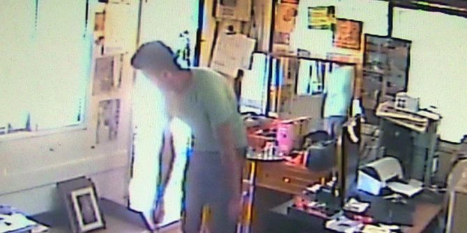 Muhtar İyilik Yaparken Telefonunu Çaldırdı