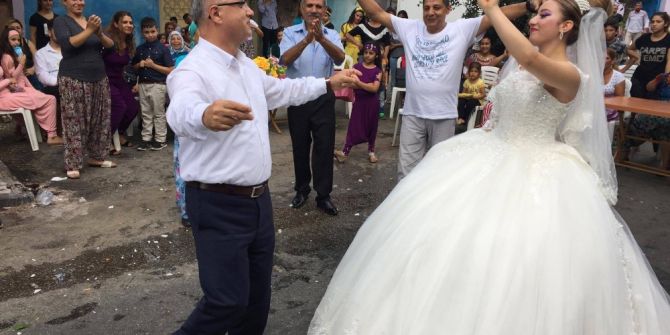 Nikahı Kıyan Başkan, Gelin Ve Damatla Karşılıklı Oynadı